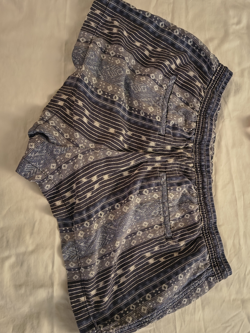 GAP XL Woman's Blue and White Patterned Shorts - Picture 3 of 5